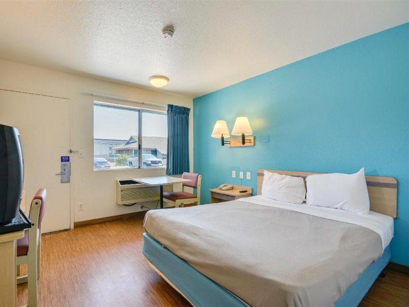 Rodeway Inn Tillmans Corner Esterno foto