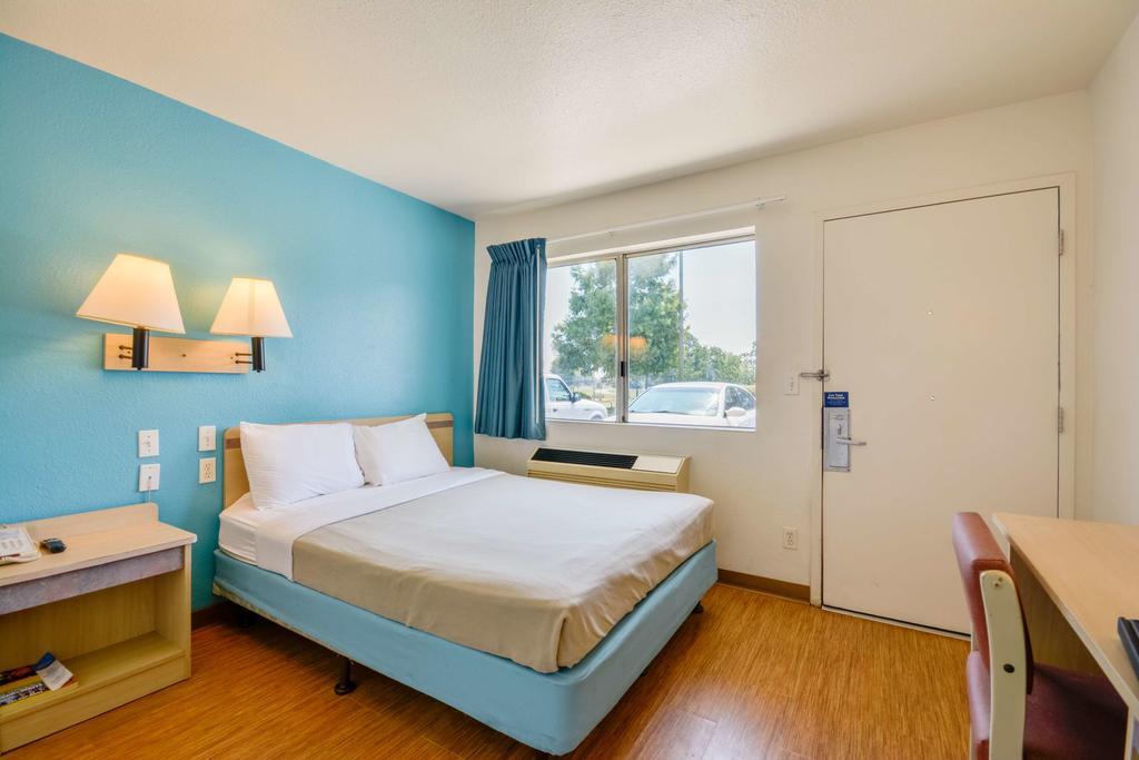 Rodeway Inn Tillmans Corner Esterno foto