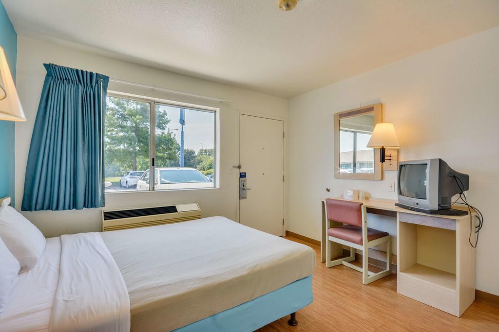 Rodeway Inn Tillmans Corner Esterno foto