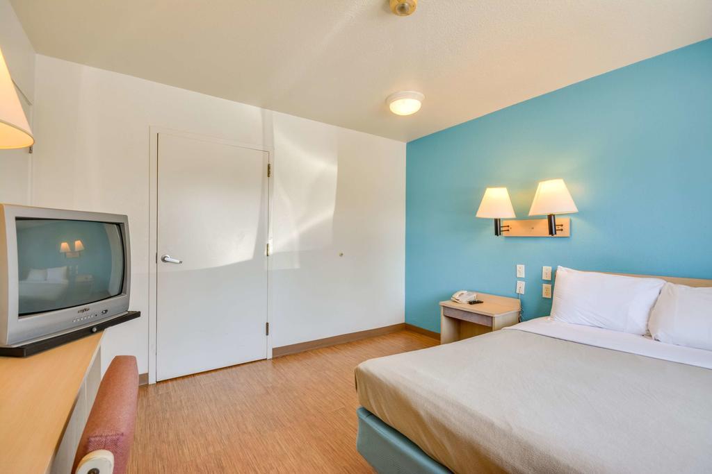 Rodeway Inn Tillmans Corner Esterno foto