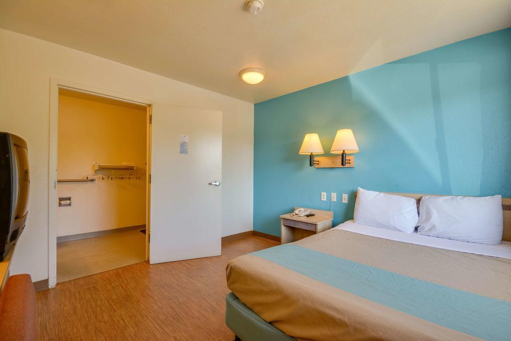 Rodeway Inn Tillmans Corner Esterno foto