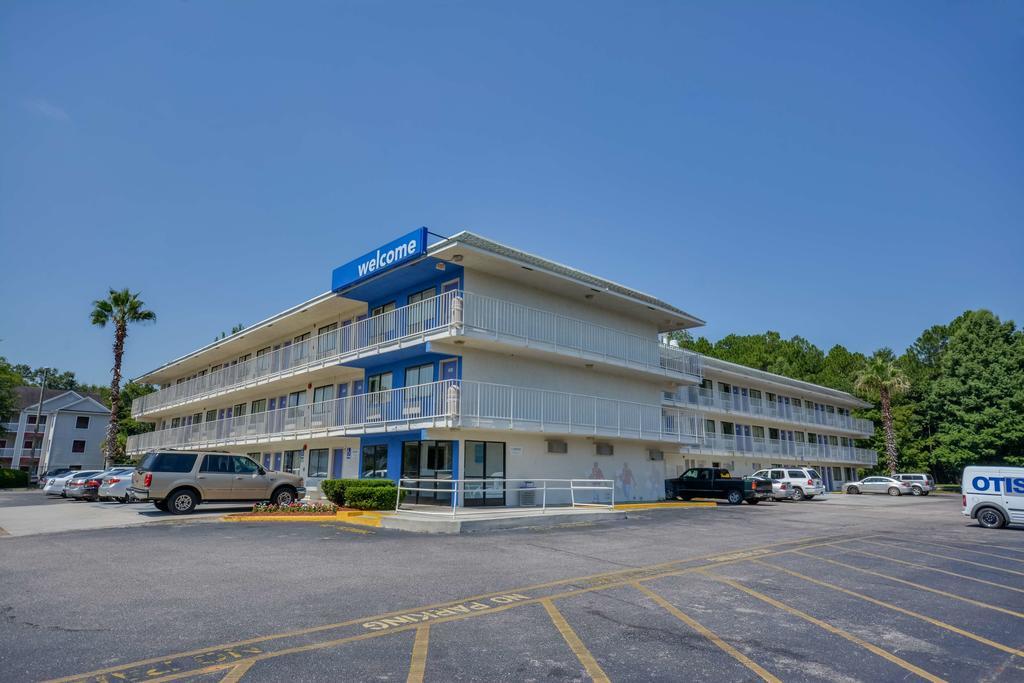 Rodeway Inn Tillmans Corner Esterno foto