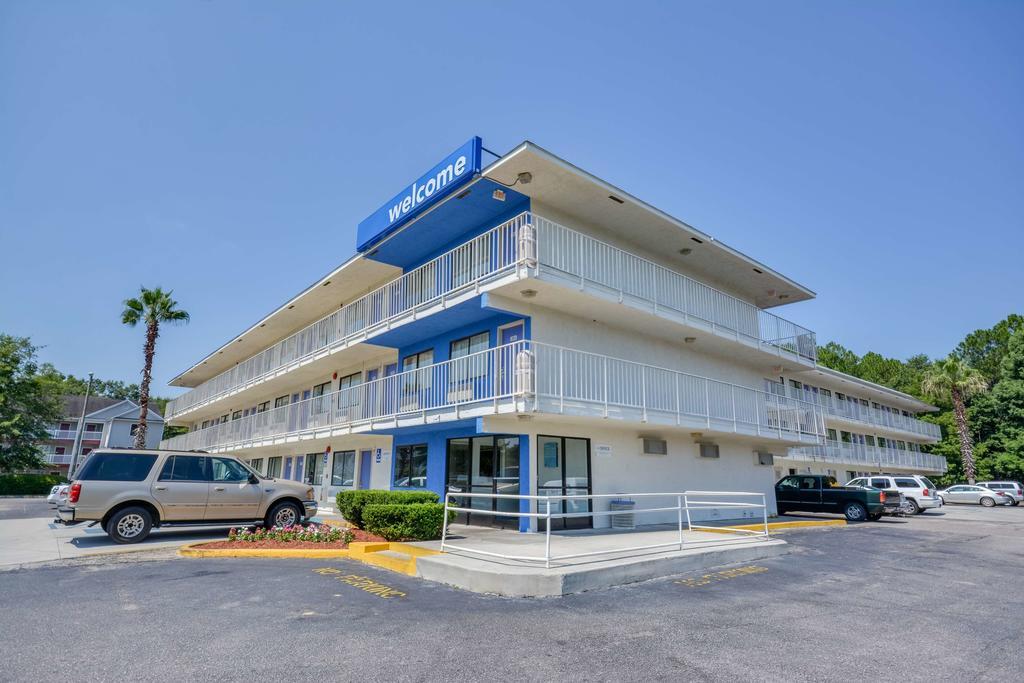 Rodeway Inn Tillmans Corner Esterno foto