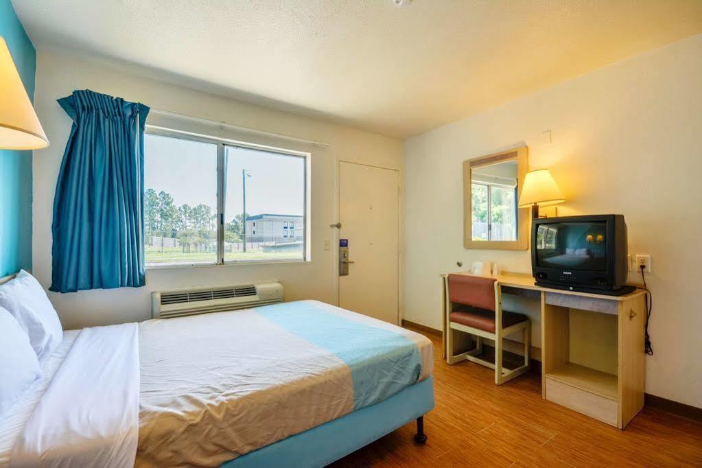 Rodeway Inn Tillmans Corner Esterno foto