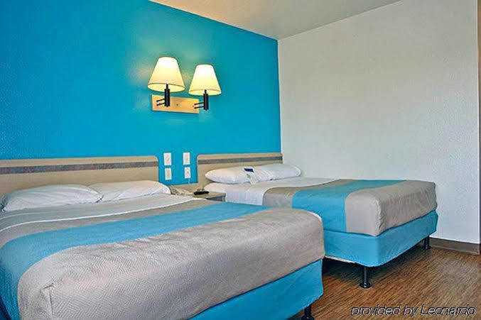 Rodeway Inn Tillmans Corner Esterno foto