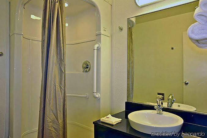 Rodeway Inn Tillmans Corner Esterno foto