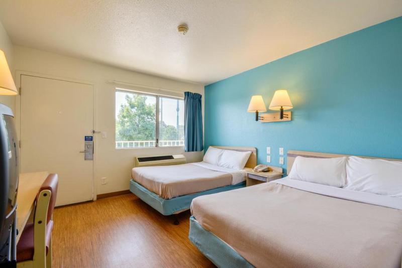 Rodeway Inn Tillmans Corner Esterno foto